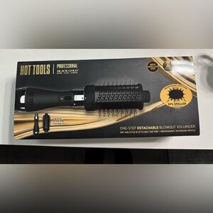 New in box, never used. Hot Tools 24K Gold One-Step Blowout And Volumizer